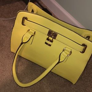 Nice vibrant yellow purse never worn
